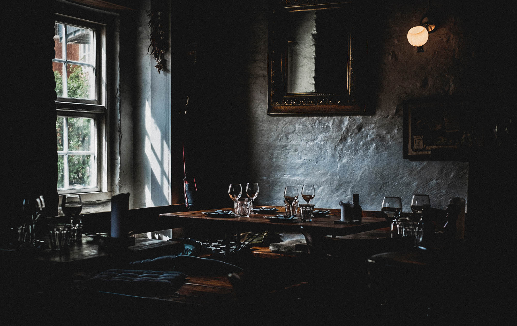 Intérieur chaleureux du restaurant La Favola à Paris